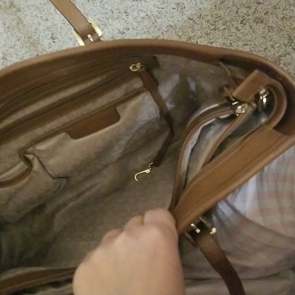 XL Micheal Kors handbag - Picture 4 of 4